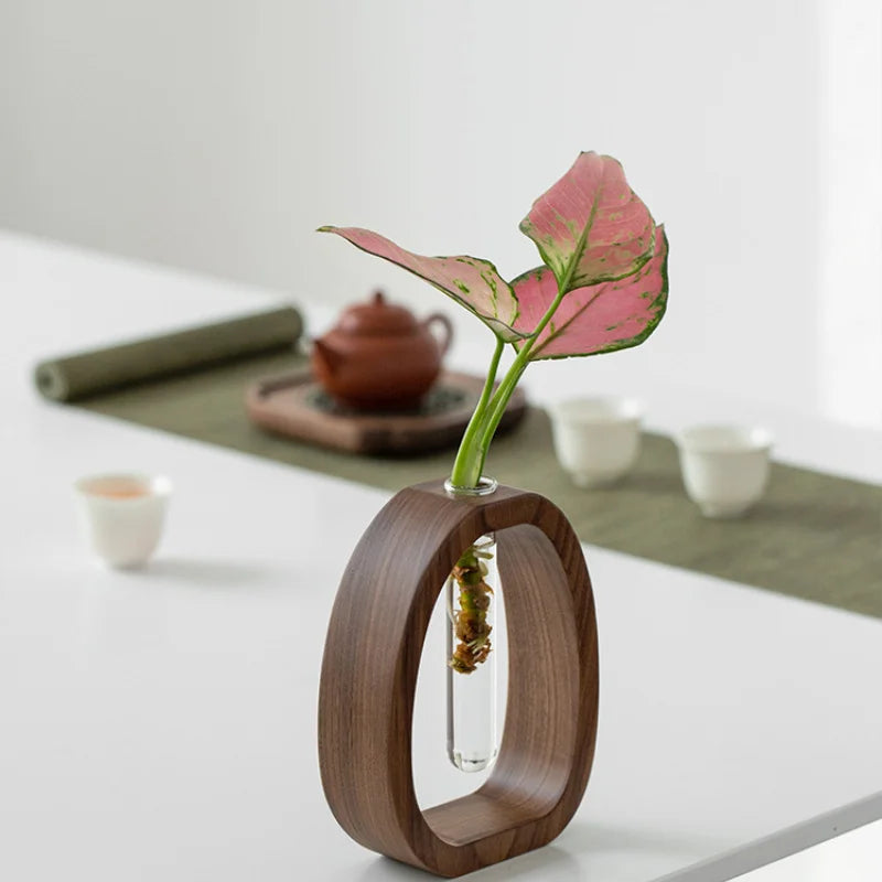 Abstrakte Vase aus Holz