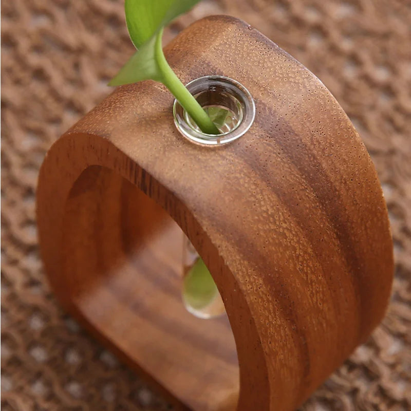 Abstrakte Vase aus Holz