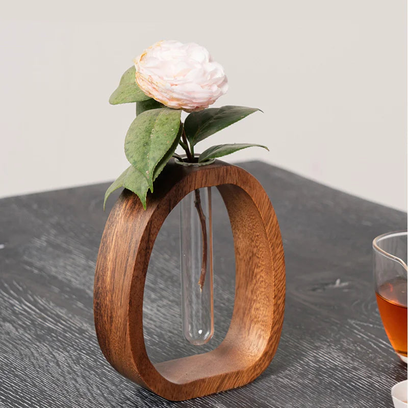 Abstrakte Vase aus Holz