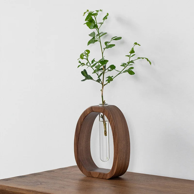 Abstrakte Vase aus Holz