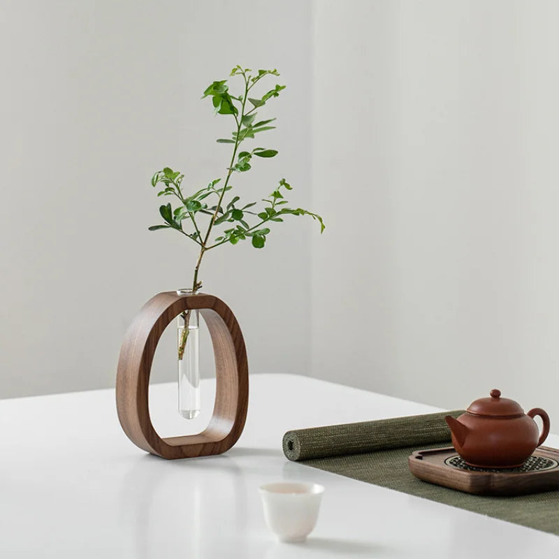 Abstrakte Vase aus Holz