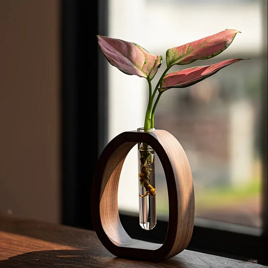 Abstrakte Vase aus Holz