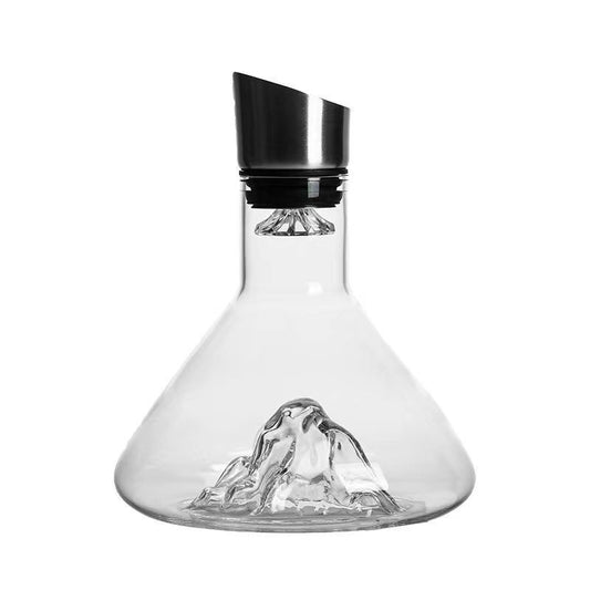 Glaskanne mit Bergblick